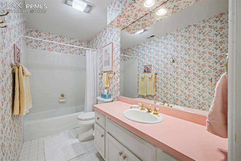 Image 30 of 46: Bathroom