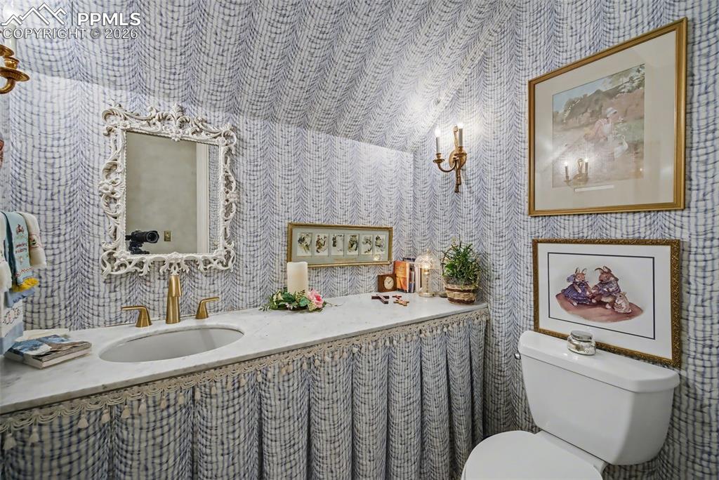 Image 32 of 46: Bathroom