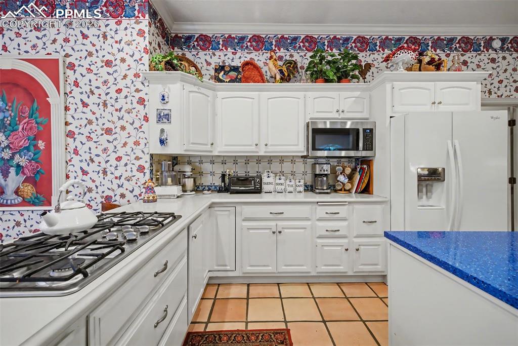 Image 9 of 46: Kitchen