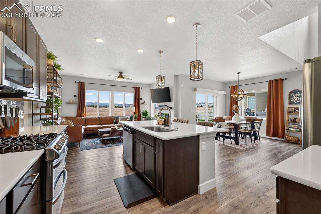 Image 11 of 40: Kitchen