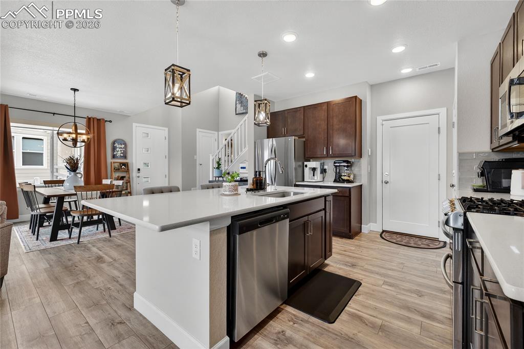 Image 14 of 40: Kitchen