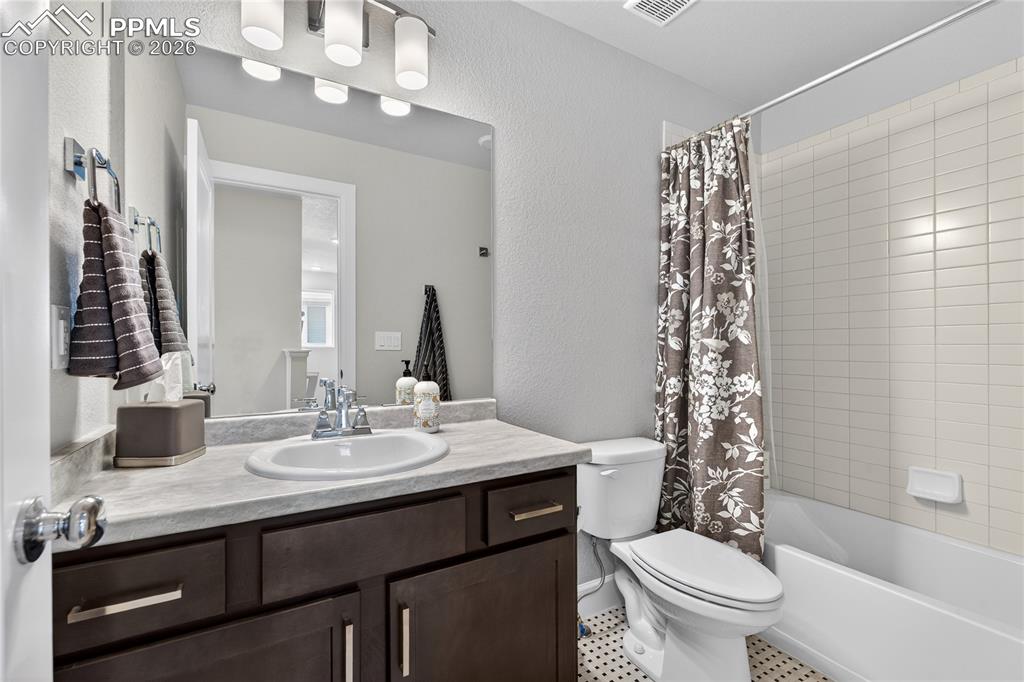 Image 28 of 40: Bathroom