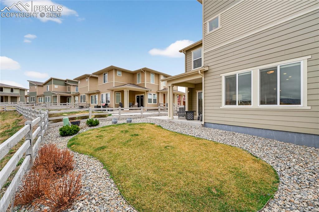 Image 34 of 40: Yard