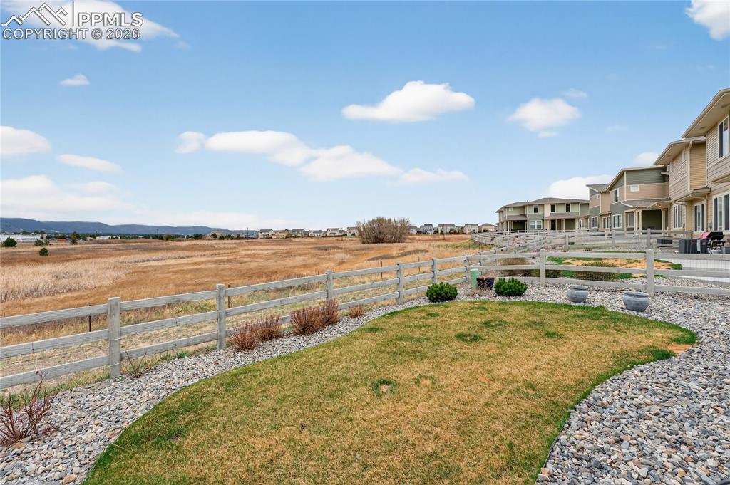 Image 35 of 40: Yard