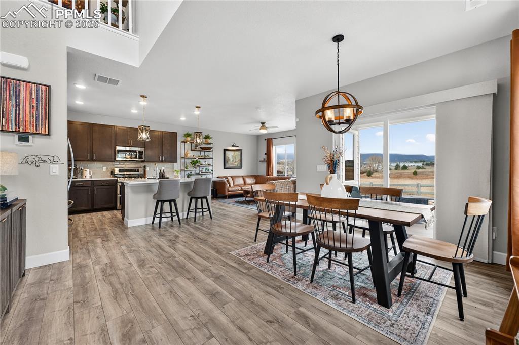 Image 6 of 40: Dining Area