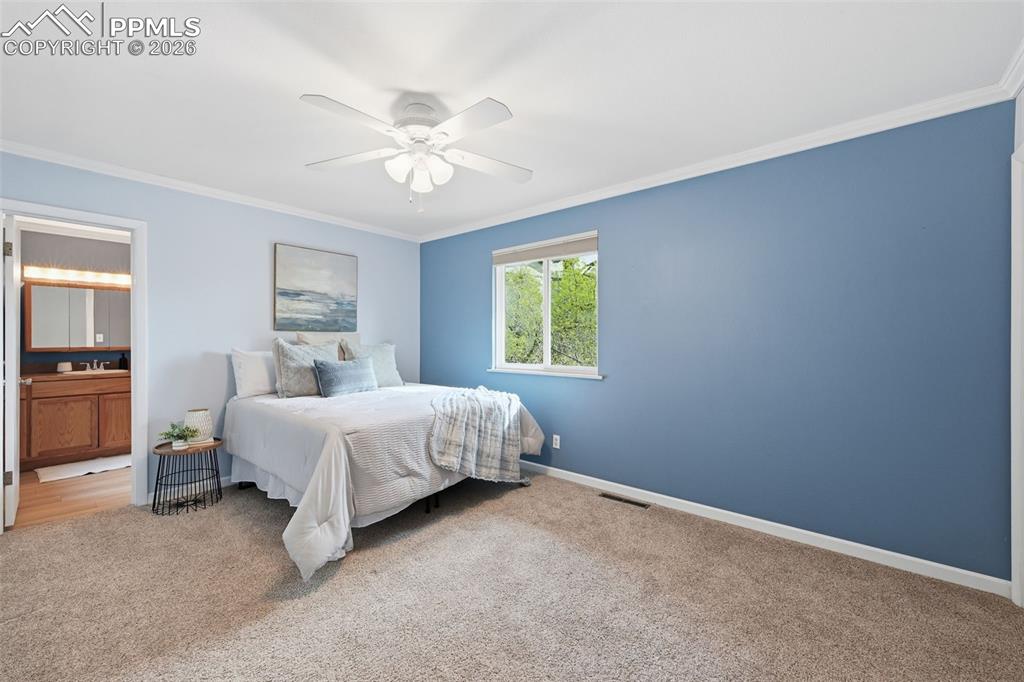 Image 16 of 50: Bedroom