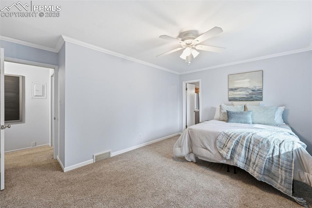 Image 17 of 50: Bedroom