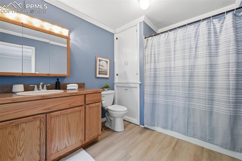 Image 18 of 50: Bathroom