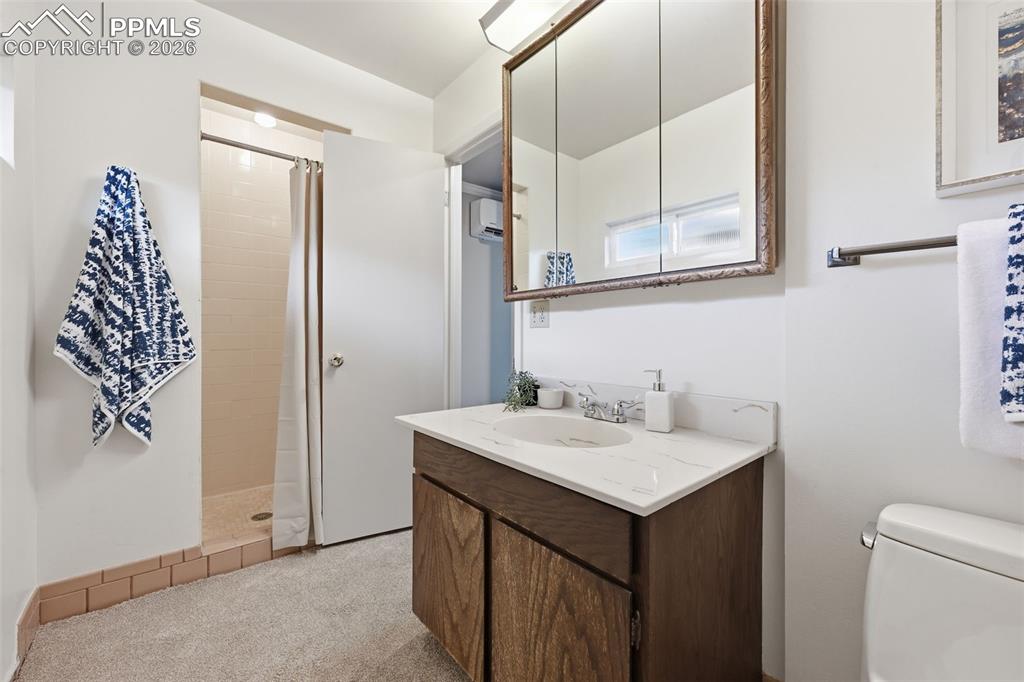 Image 19 of 50: Bathroom