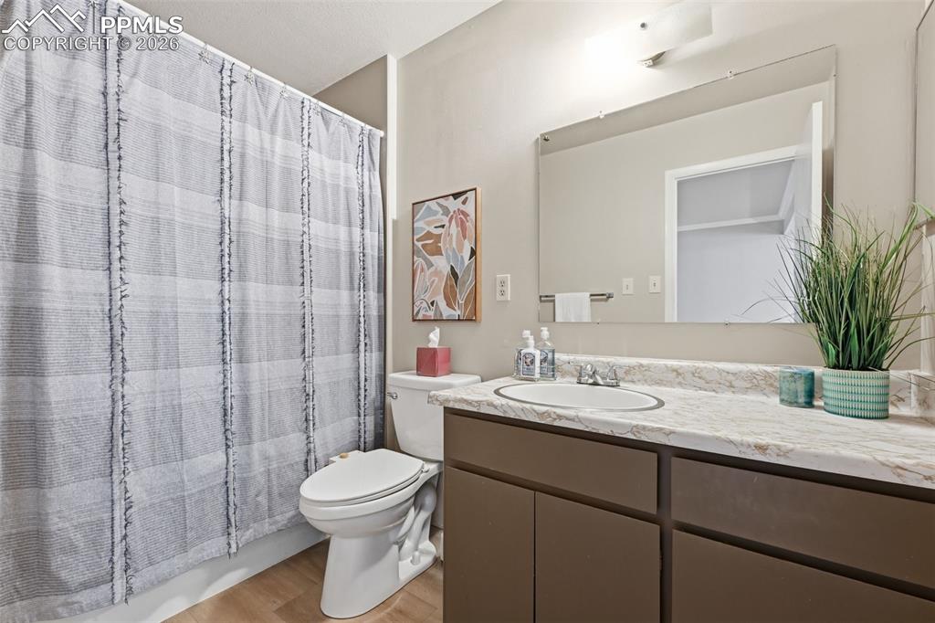 Image 20 of 50: Bathroom