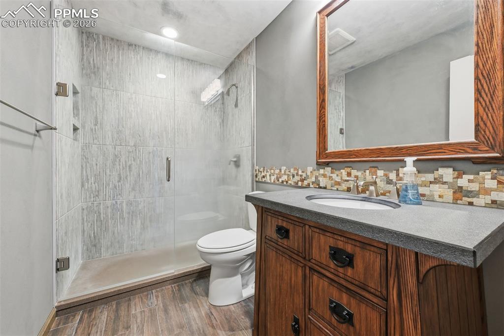 Image 21 of 50: Bathroom