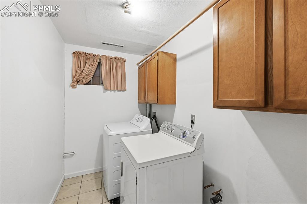 Image 25 of 50: Laundry