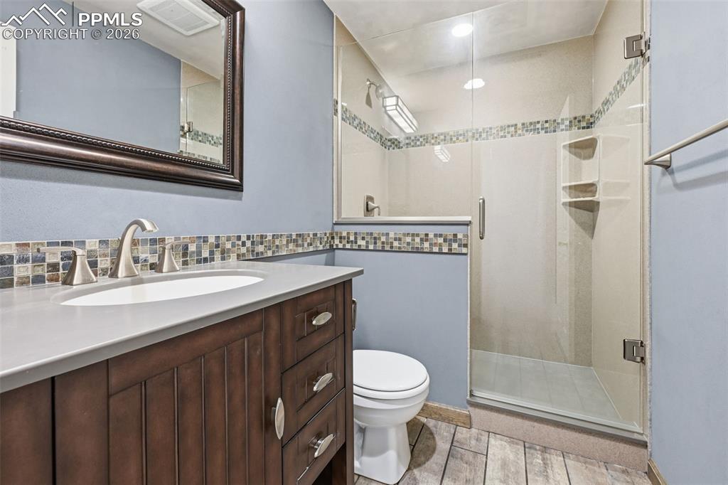 Image 28 of 50: Bathroom