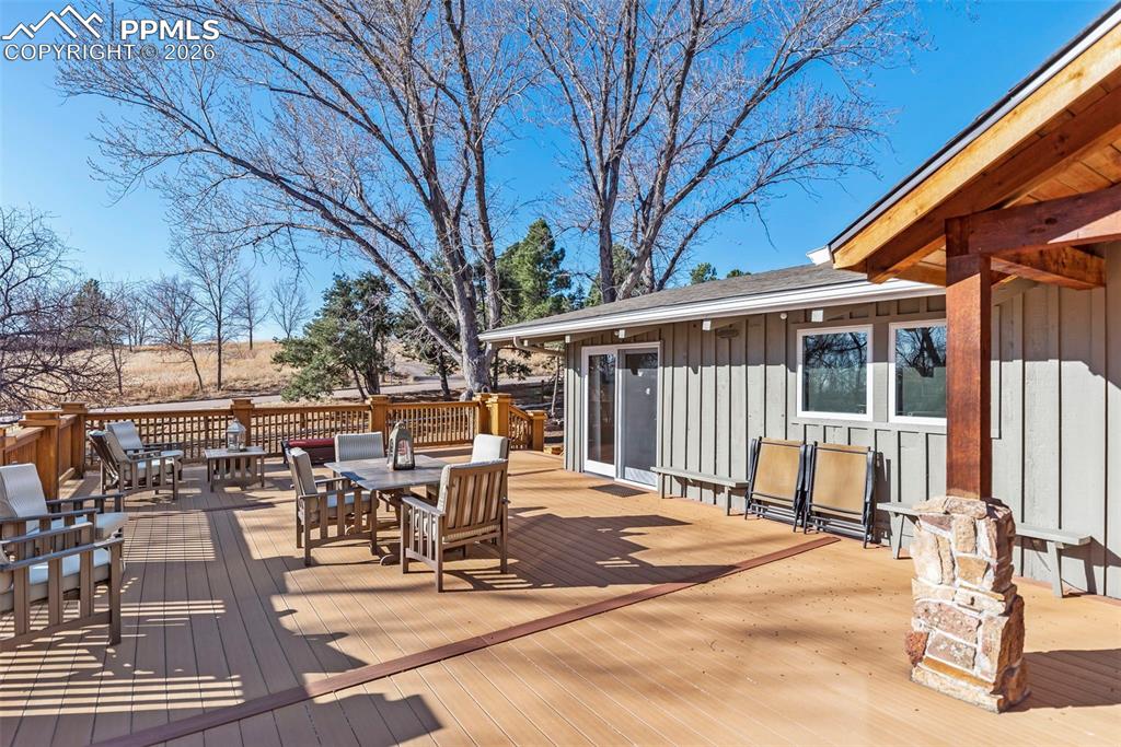 Image 40 of 50: Deck