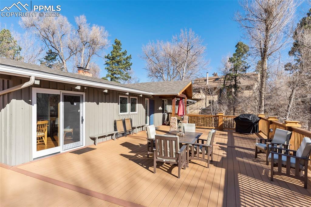 Image 42 of 50: Deck