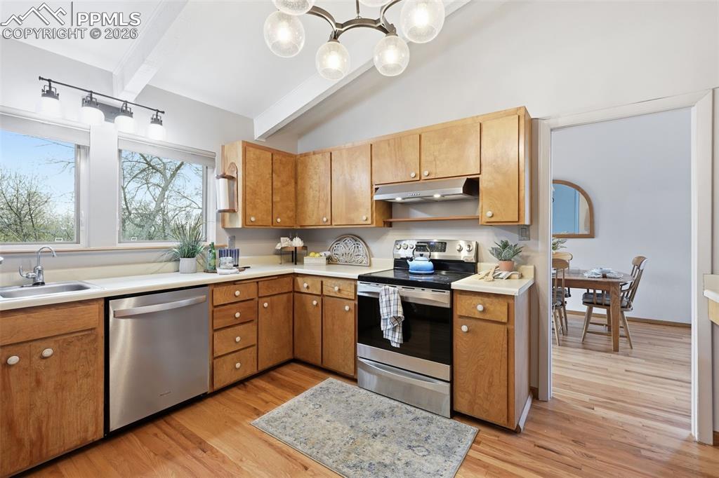 Image 6 of 50: Kitchen