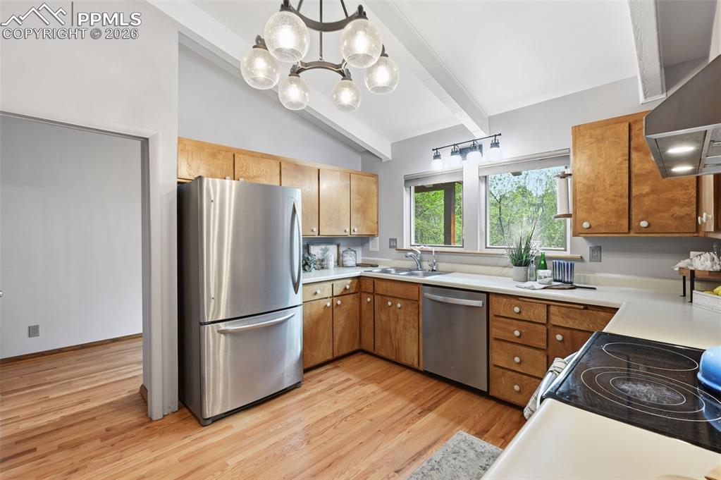 Image 7 of 50: Kitchen