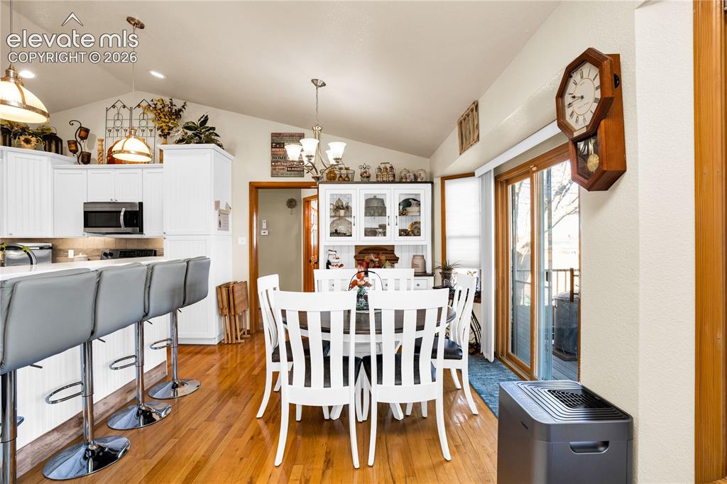 Image 10 of 50: Dining Area