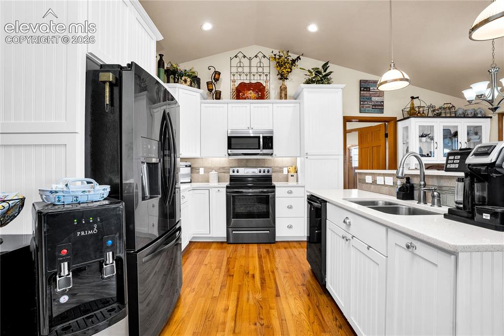 Image 12 of 50: Kitchen