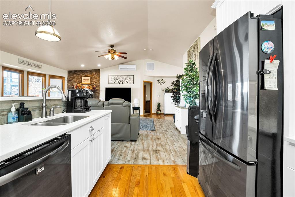 Image 14 of 50: Kitchen