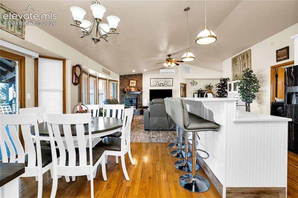 Image 16 of 50: Dining Area