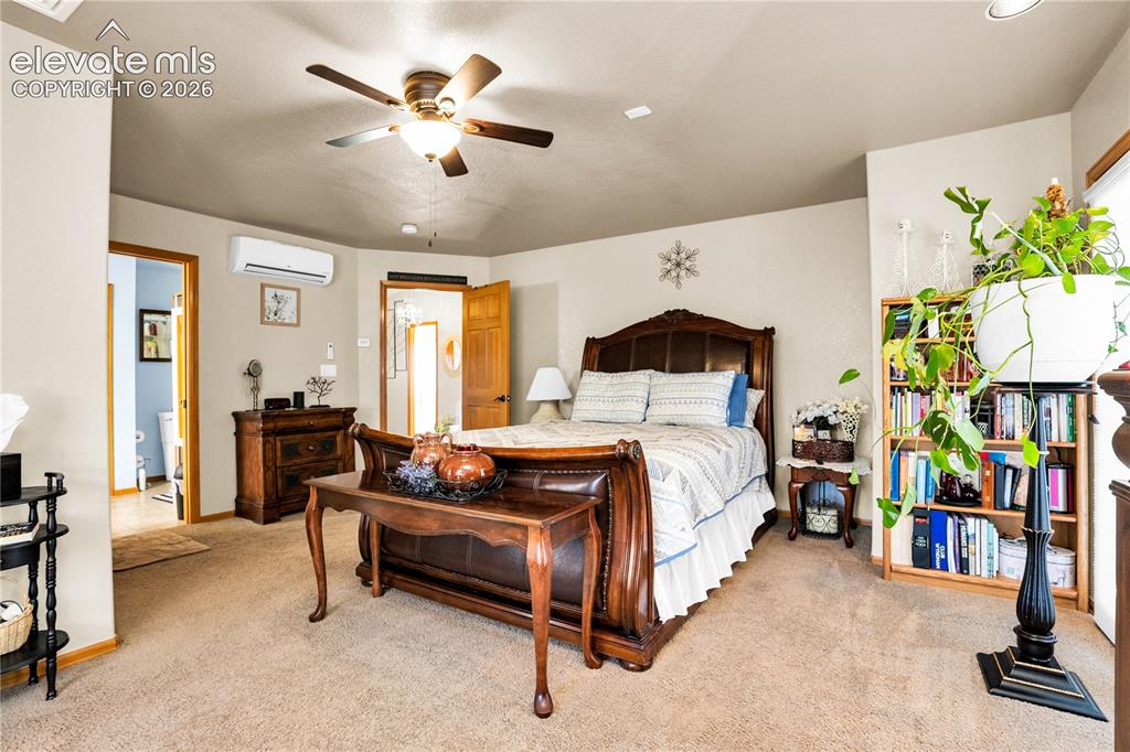 Image 19 of 50: Bedroom