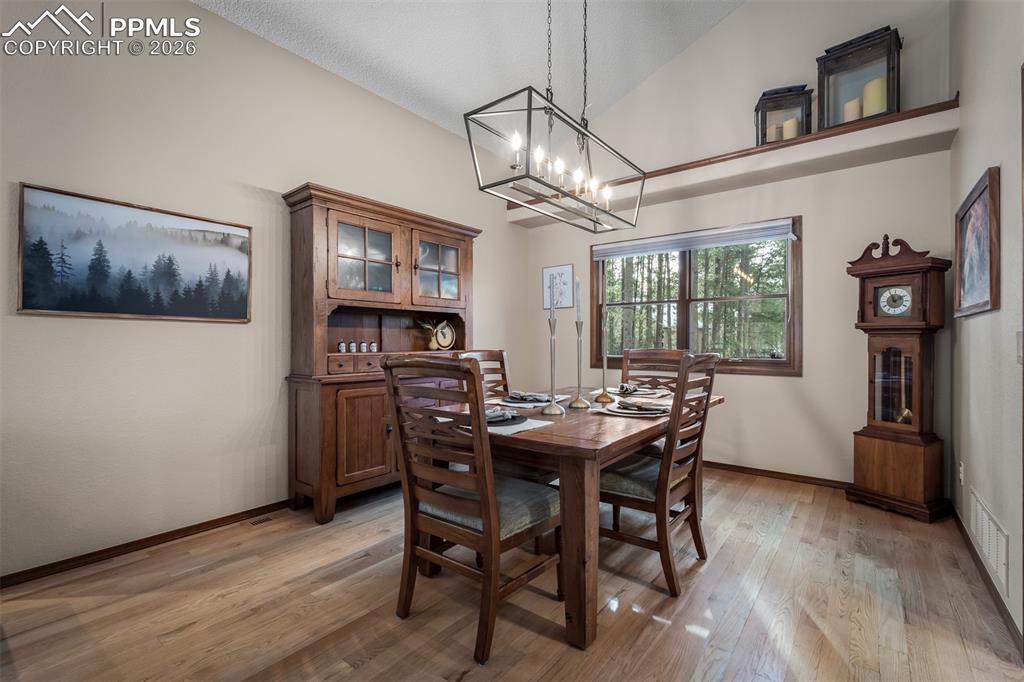 Image 13 of 49: Dining Area