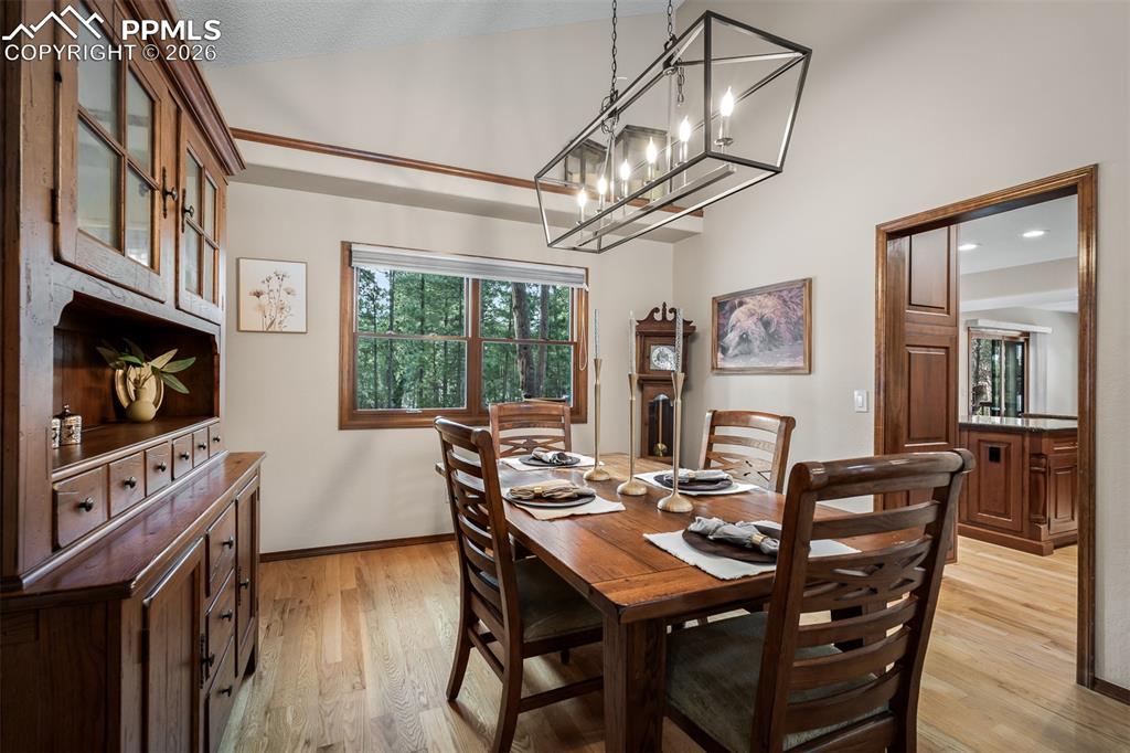 Image 14 of 49: Dining Area