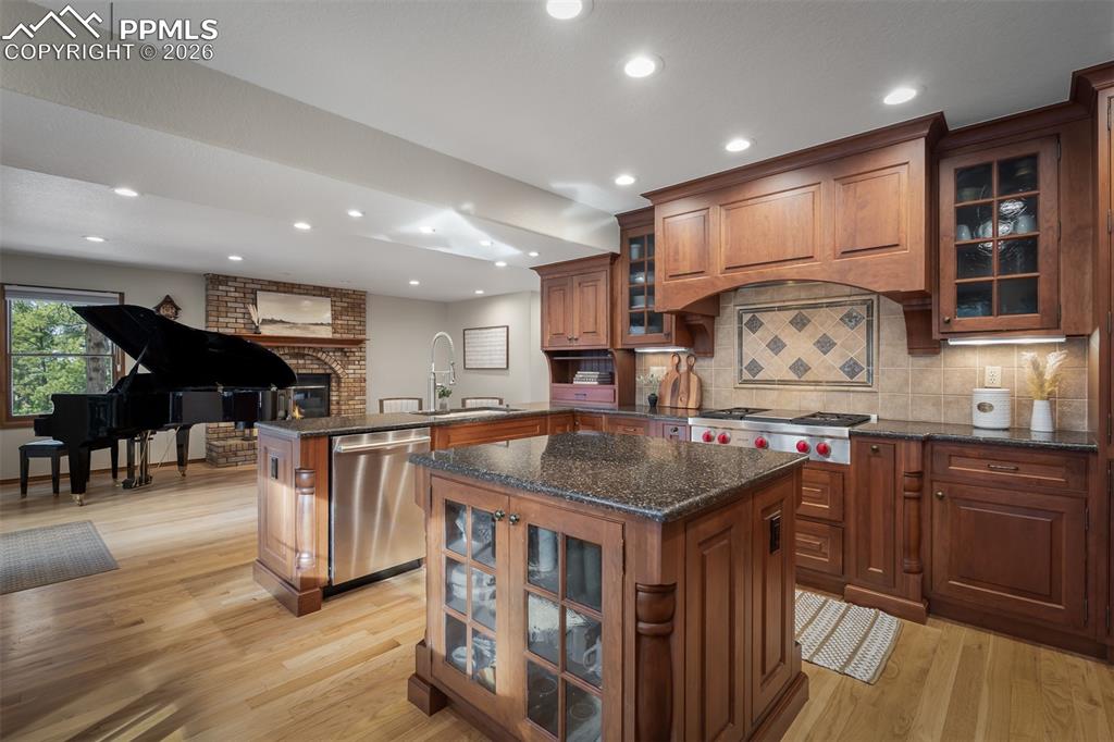 Image 16 of 49: Kitchen