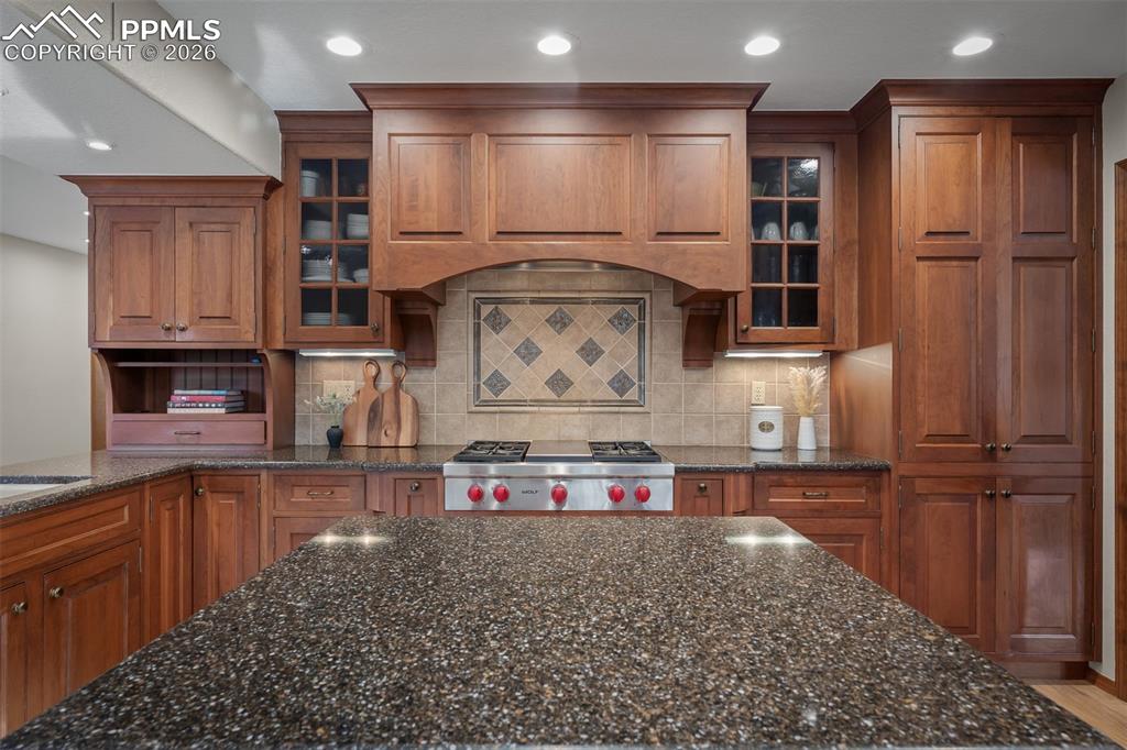 Image 17 of 49: Kitchen