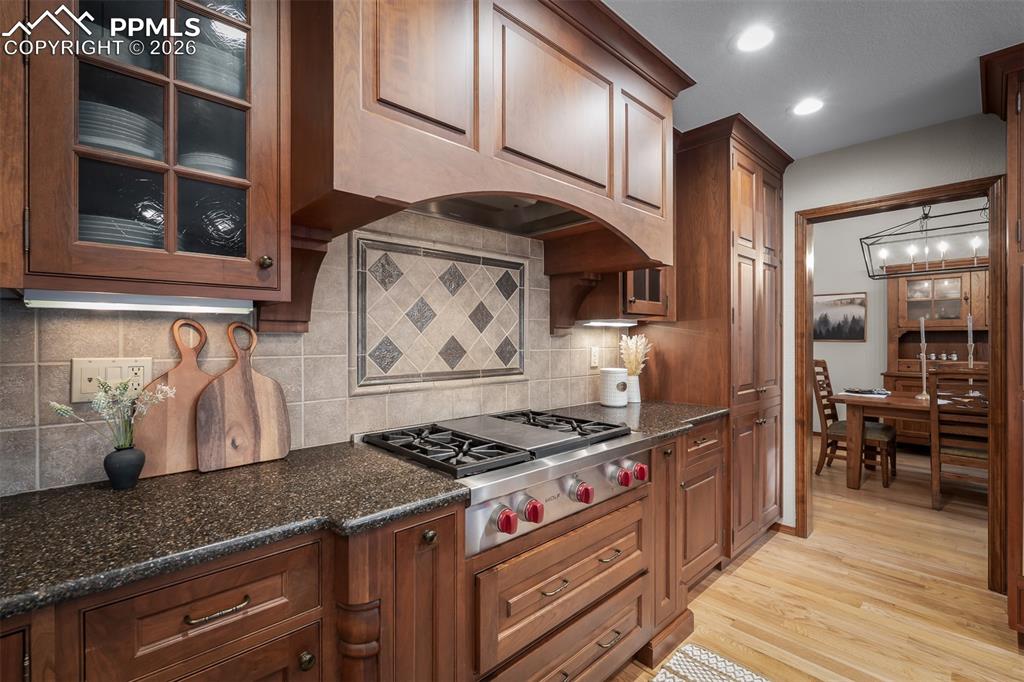 Image 21 of 49: Kitchen