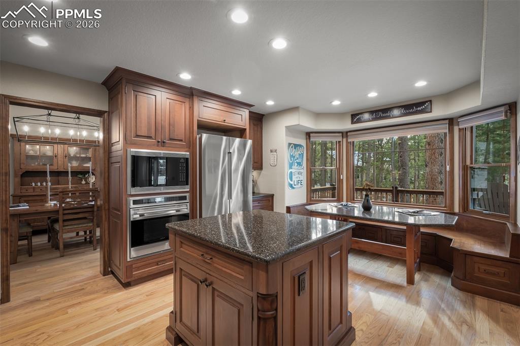 Image 23 of 49: Kitchen