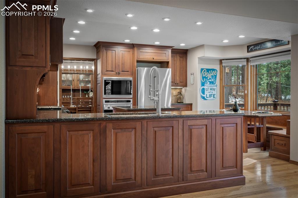 Image 26 of 49: Kitchen