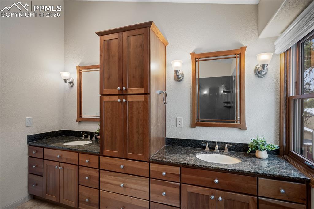 Image 33 of 49: Bathroom