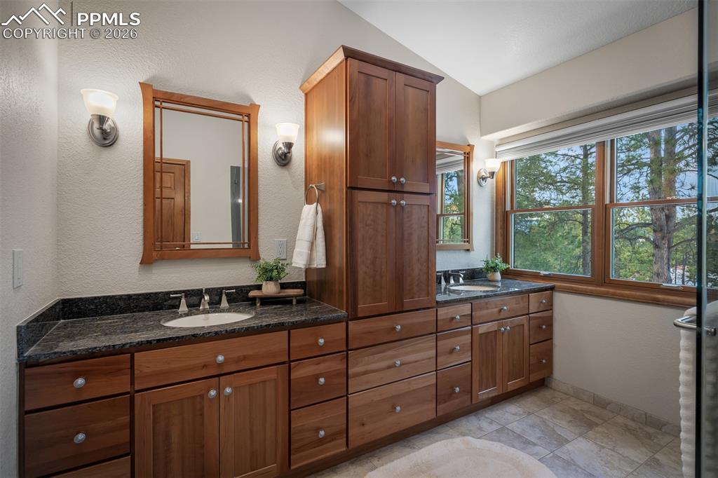 Image 34 of 49: Bathroom