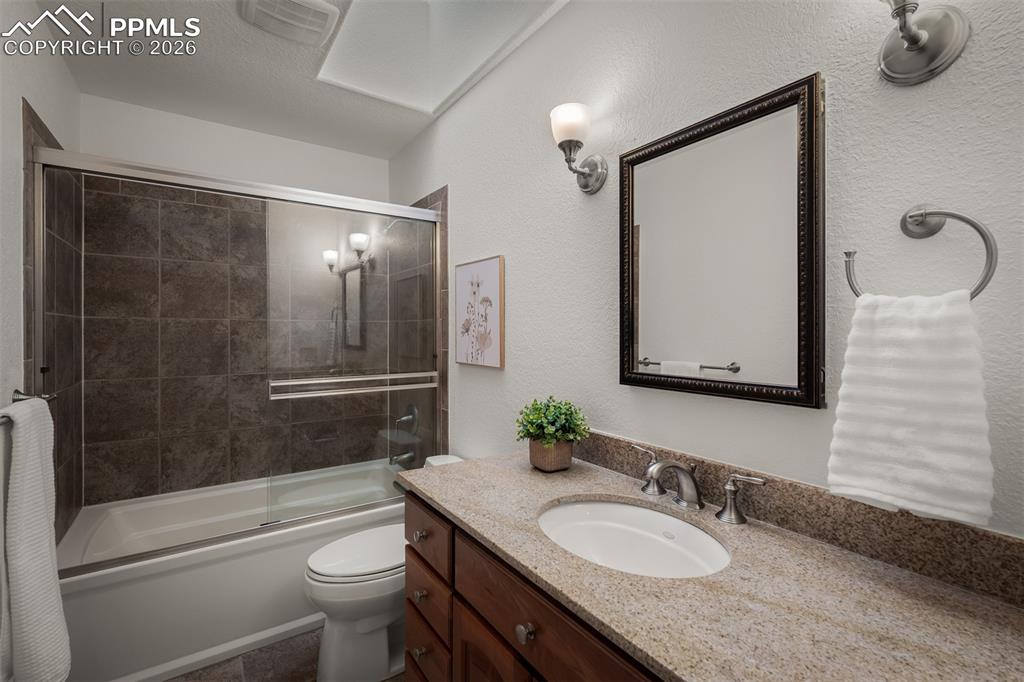 Image 37 of 49: Bathroom