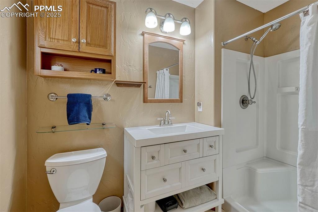 Image 20 of 30: 3/4 en-suite with walk-in shower for easy access