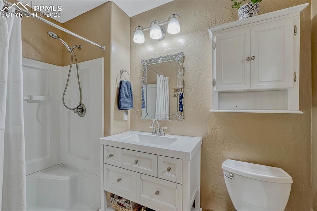 Image 23 of 30: 3/4 en-suite