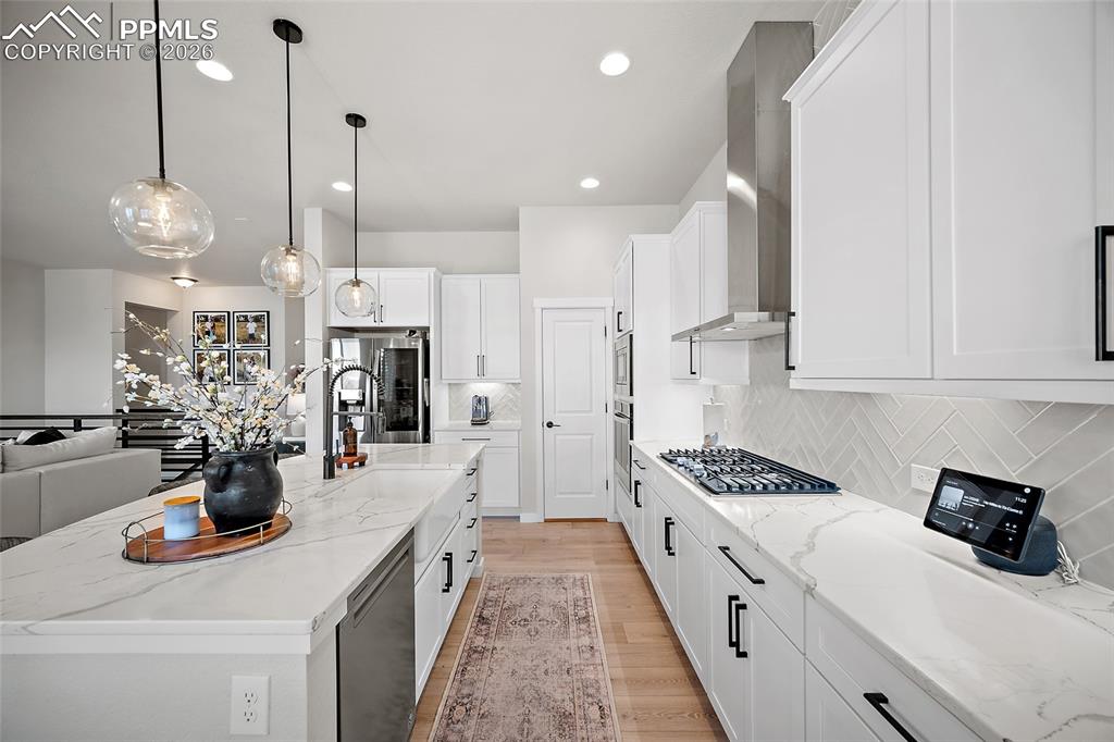 Image 17 of 45: Kitchen