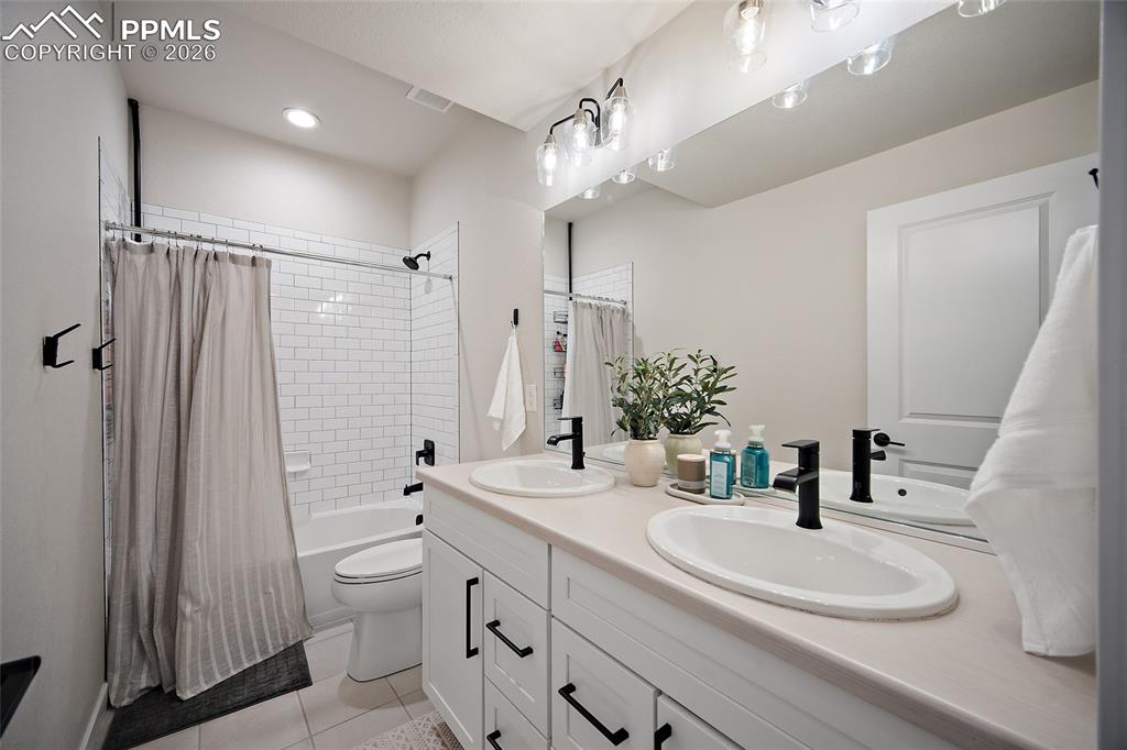 Image 32 of 45: Bathroom