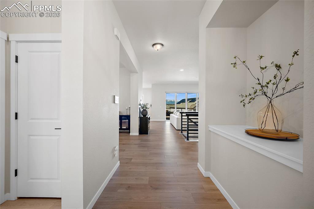 Image 6 of 45: Entryway hallway