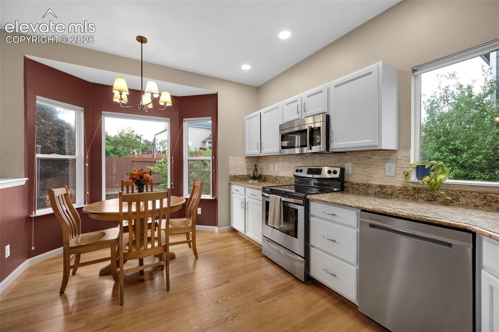 Image 17 of 50: Kitchen