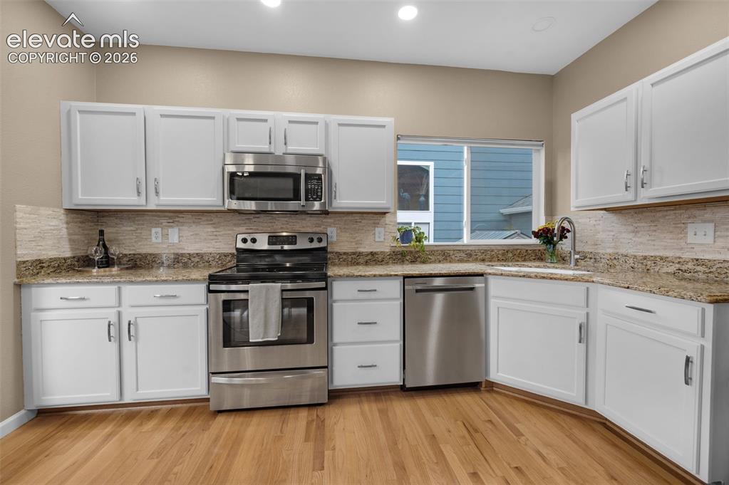 Image 18 of 50: Kitchen