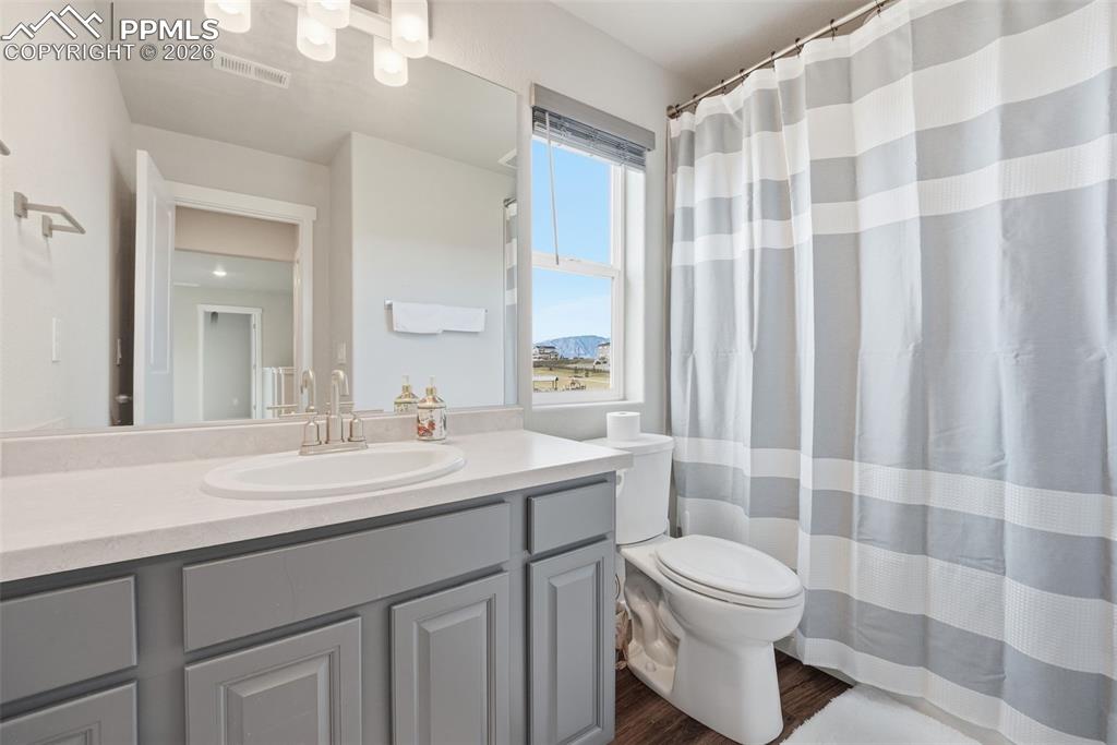 Image 21 of 50: Bathroom