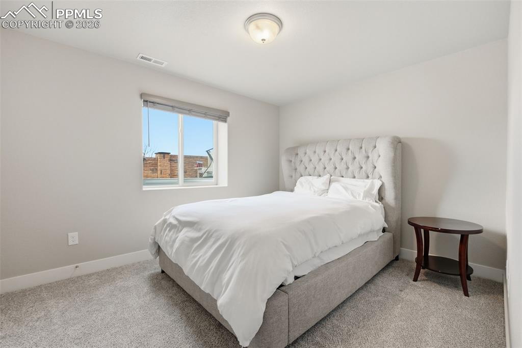 Image 36 of 50: Bedroom