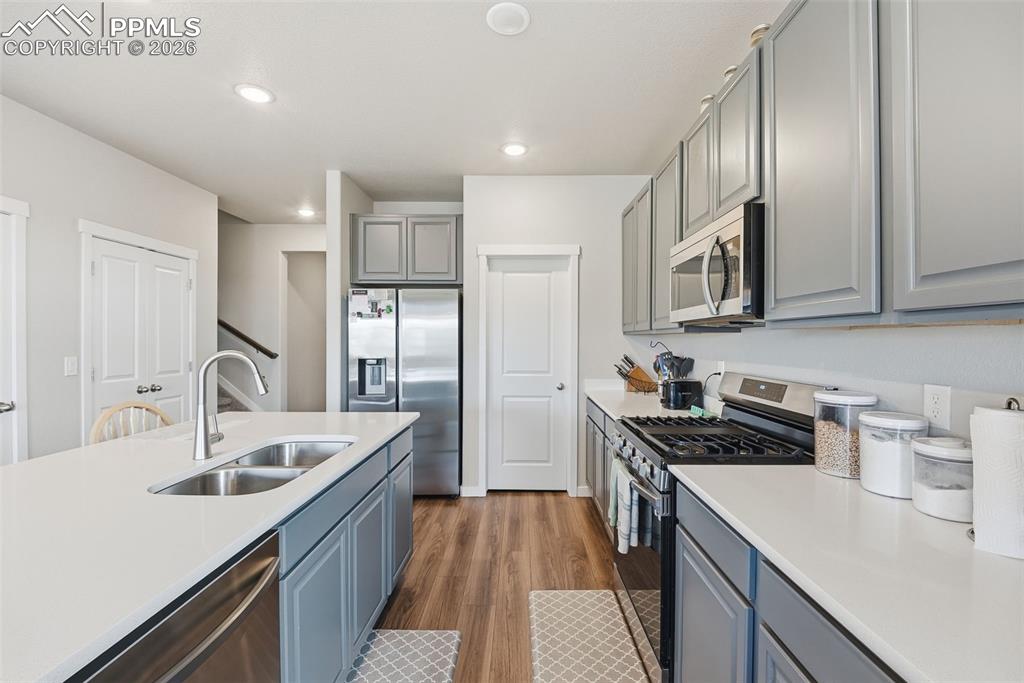 Image 7 of 50: Kitchen