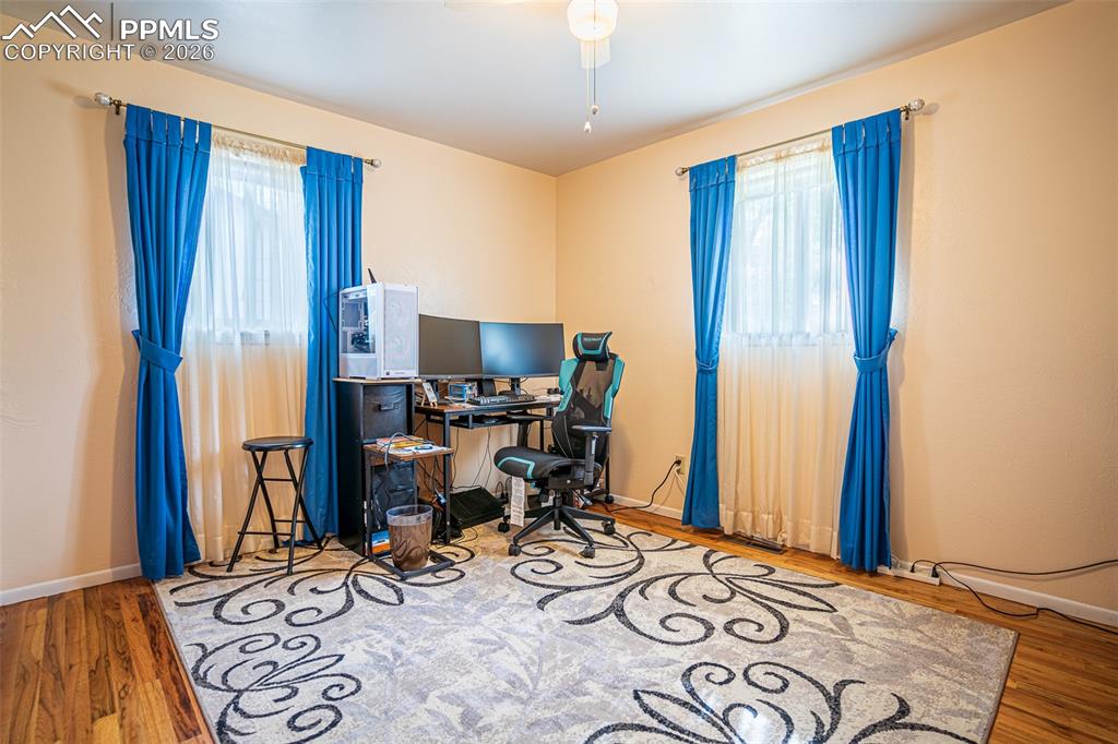 Image 11 of 26: Bedroom