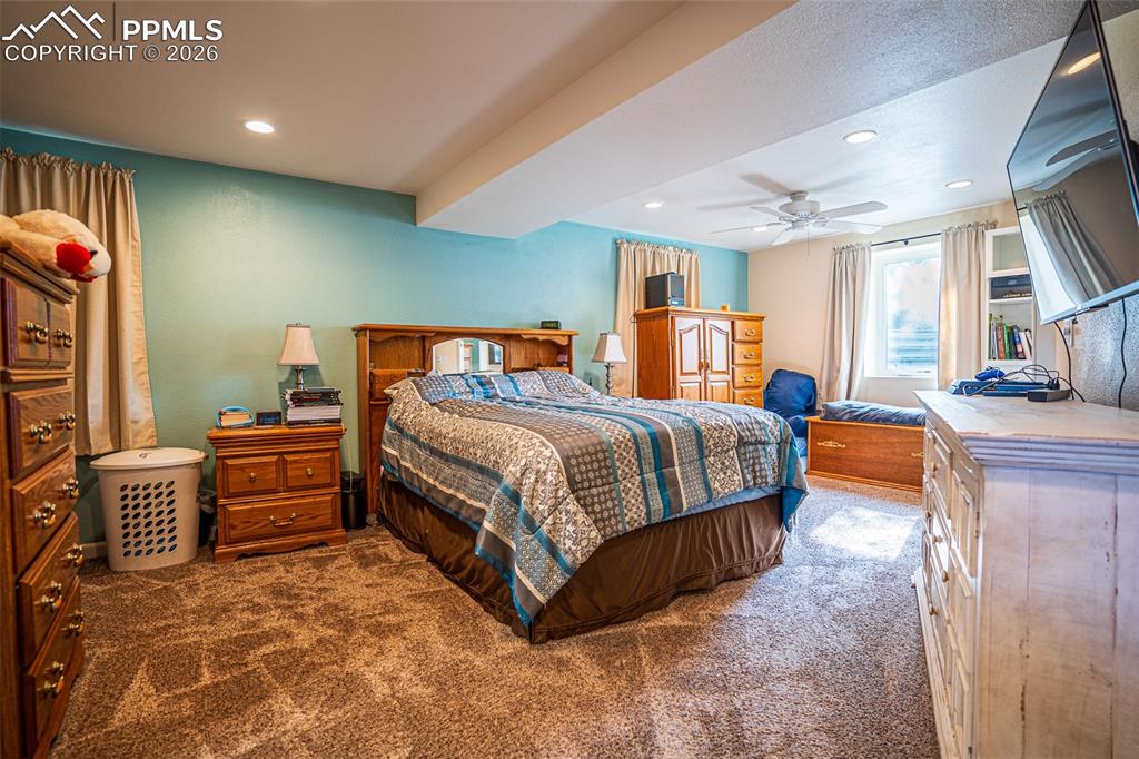 Image 16 of 26: Bedroom