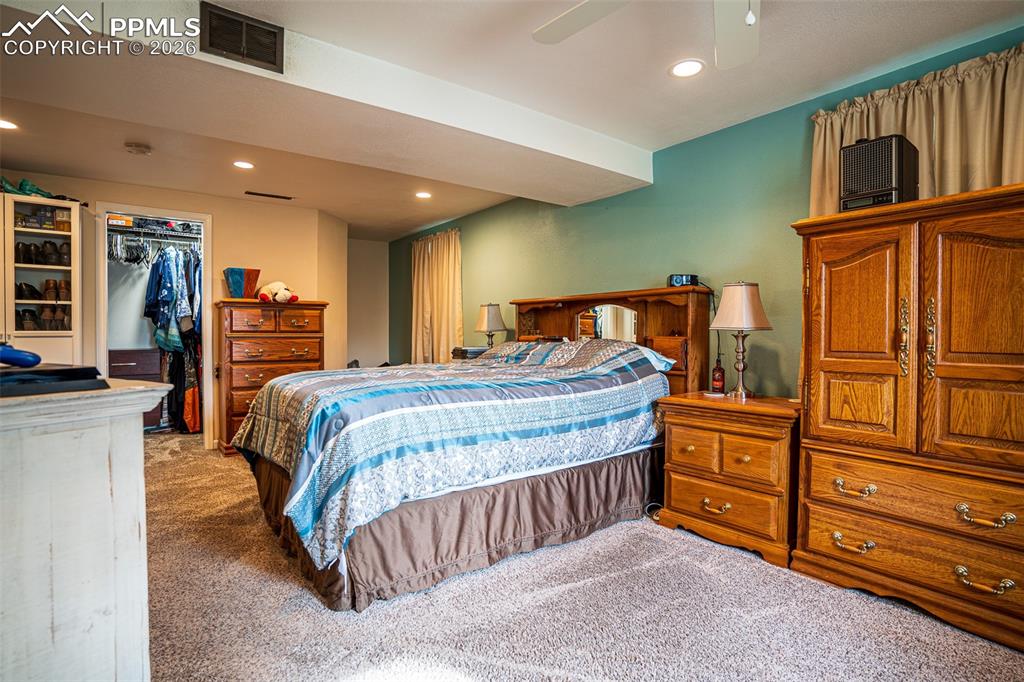 Image 17 of 26: Bedroom