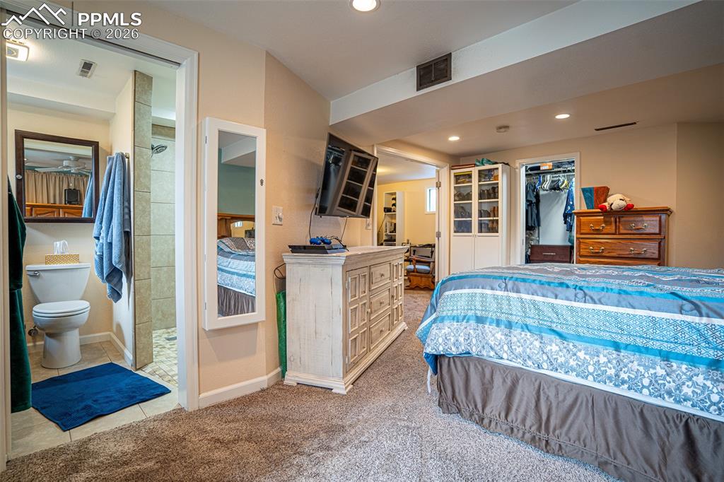 Image 18 of 26: Bedroom